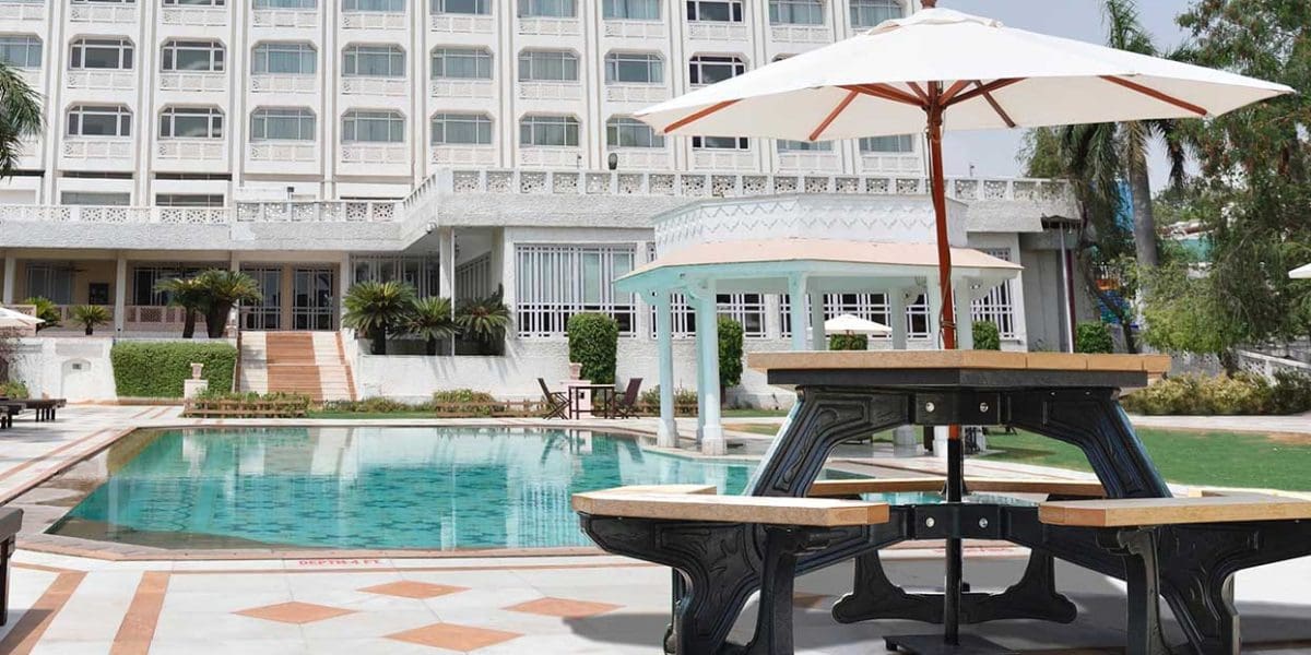 Plaza Table - Hotel - Poolside